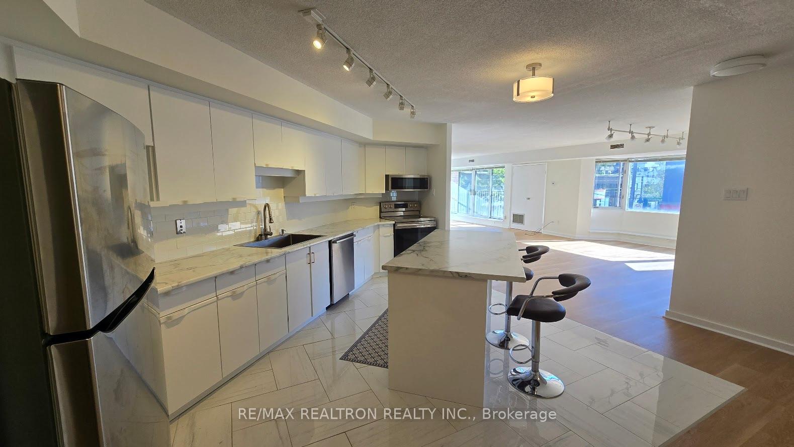 2 Bedrooms Condo at 70 Elmsthorpe, Toronto For sale