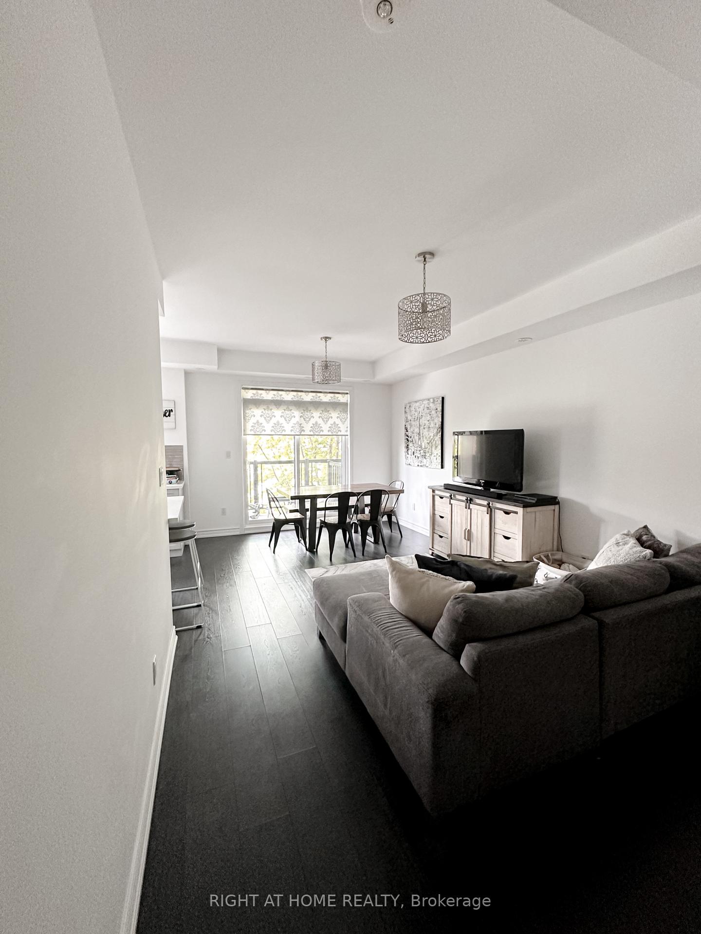 2 Bedrooms Condo at 201 Pine Grove, Vaughan For sale
