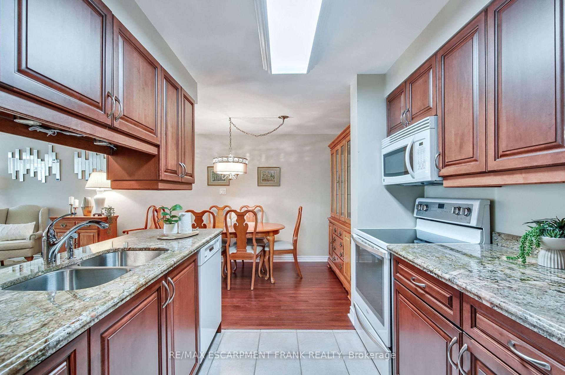 2 Bedrooms Condo at 970 Golf Links,  Hamilton For sale