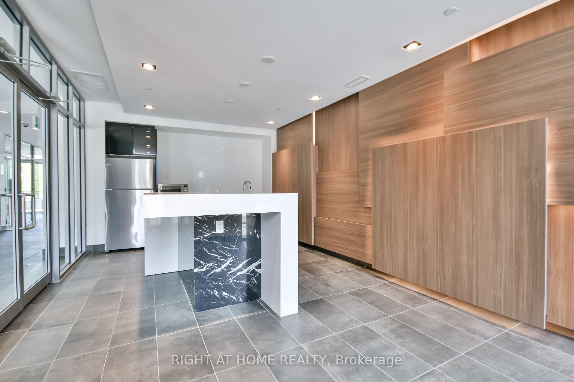 3 Bedrooms Condo at 5230 Dundas, Burlington For sale