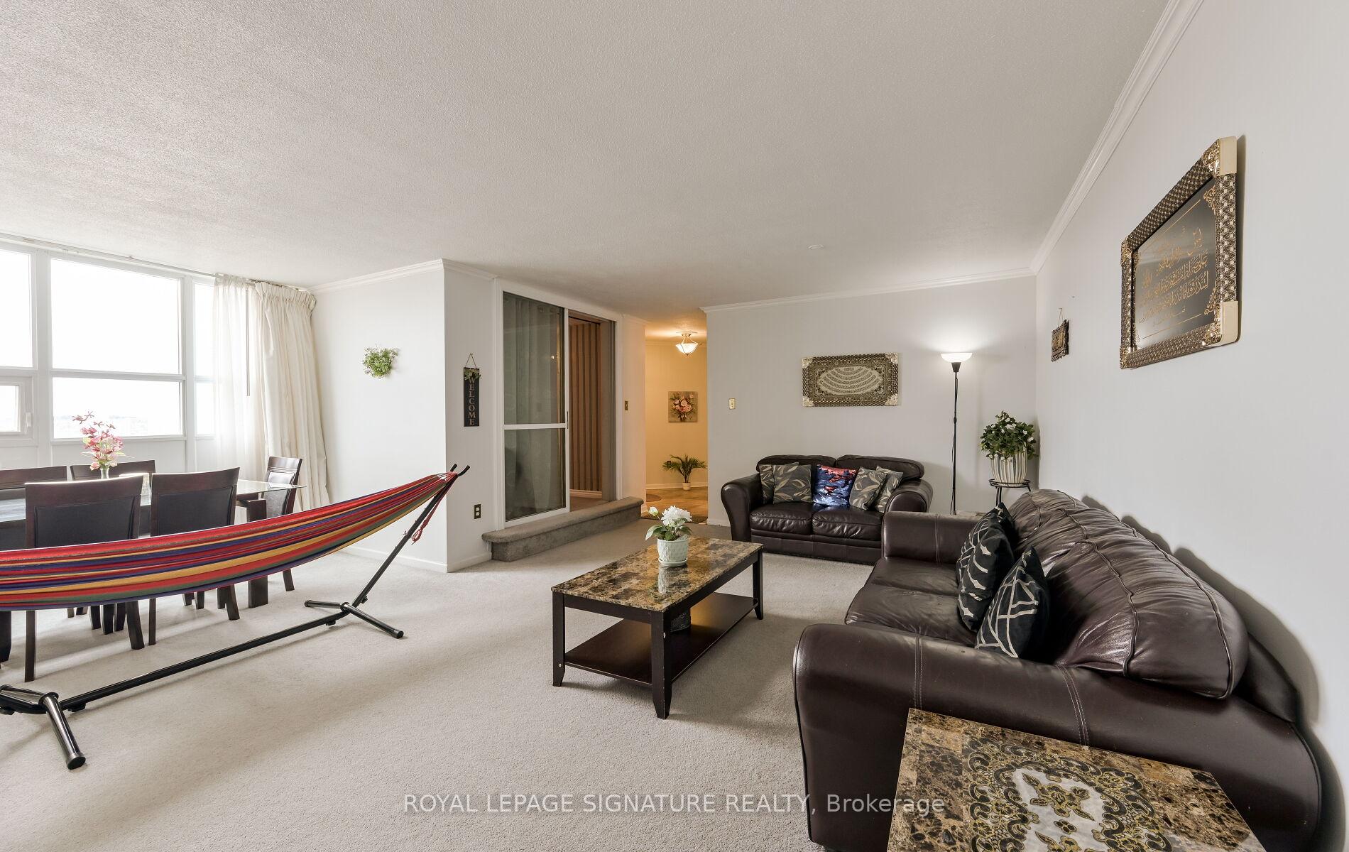4 Bedrooms Condo at 2323 Confederation, Mississauga For sale