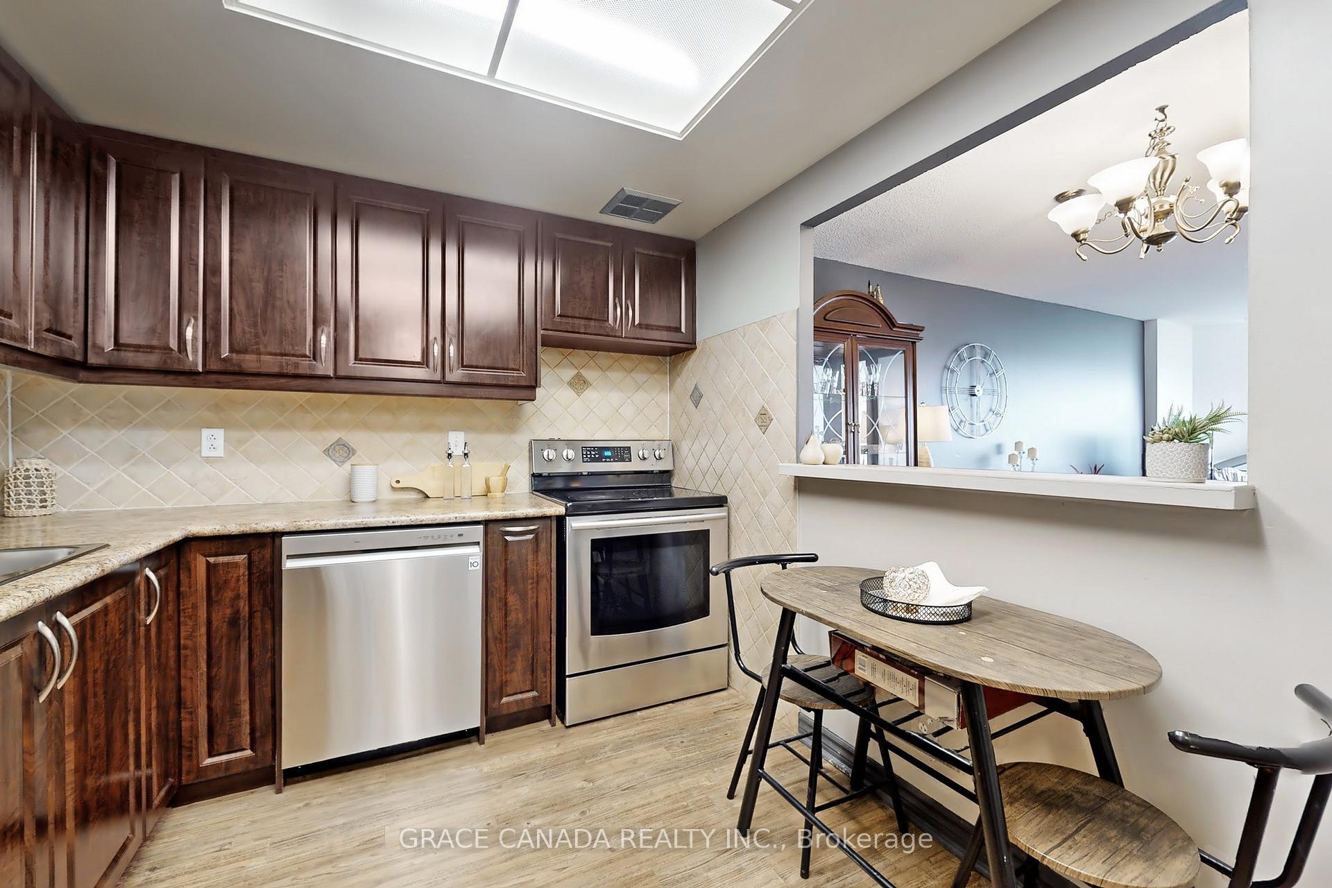 2 Bedrooms Condo at 10 Dean Park, Toronto For sale