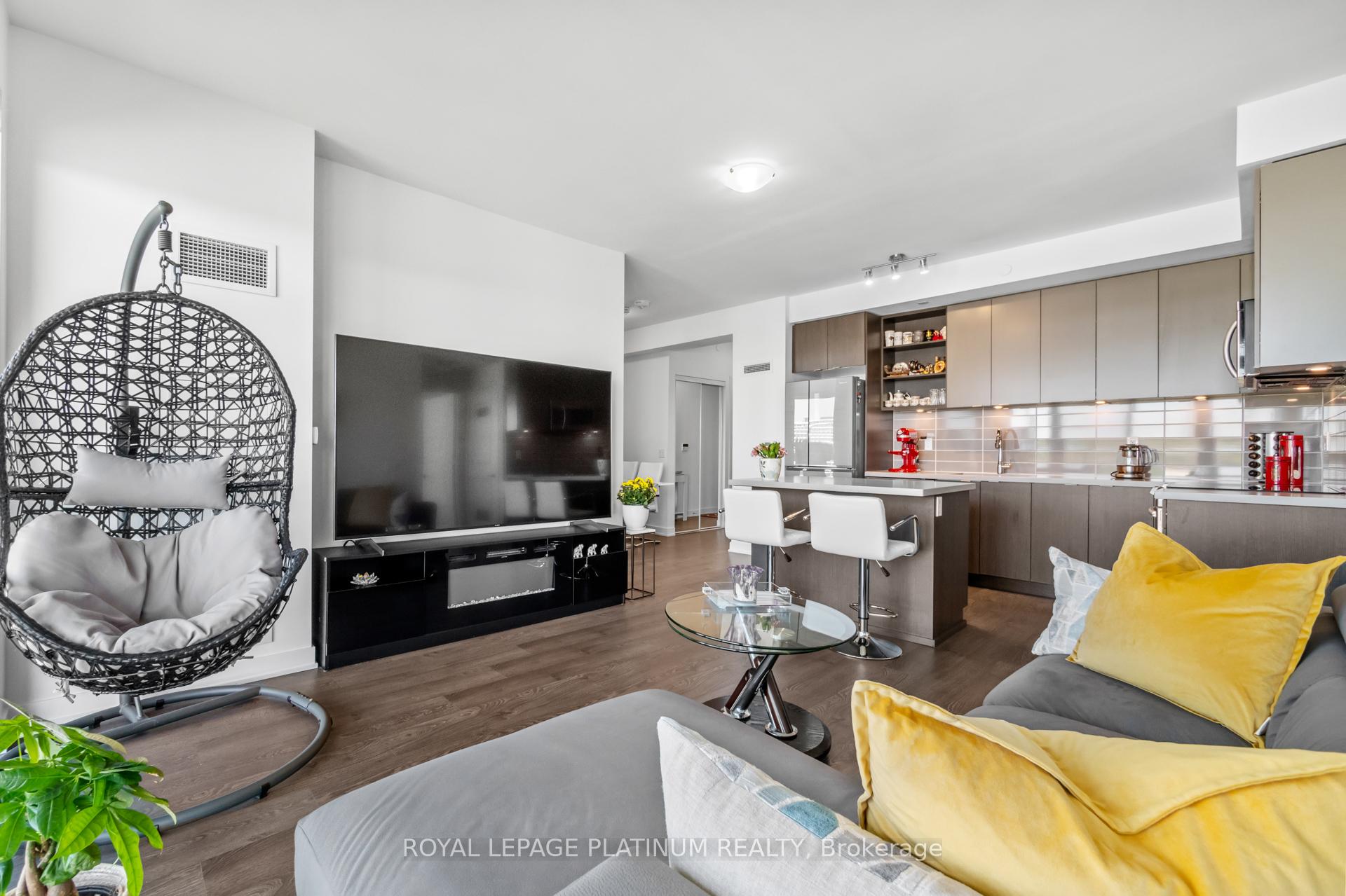 3 Bedrooms Condo at 4699 Glen Erin, Mississauga For sale