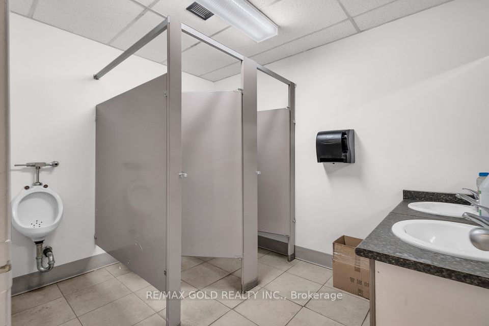 https://trreb-image.ampre.ca/4ZmogsIeA0InuXrVdUGyHTQLlFylwTaWP2y0TE6WNio/rs:fit:960:960/wm:.5:so:0:50:.4/wmsh:10/wmt:PHNwYW4gZm9yZWdyb3VuZD0nd2hpdGUnIGZvbnQ9JzY4Jz5SRS9NQVggR09MRCBSRUFMVFkgSU5DLiwgQnJva2VyYWdlPC9zcGFuPg/L3RycmViL2xpc3RpbmdzLzQxLzAwLzIzLzYzL3AvZDlmMDk0NzYtOGRiMS00OTVmLTliMjktYmNiMDM1ZjNkZDI4LmpwZw.jpg
