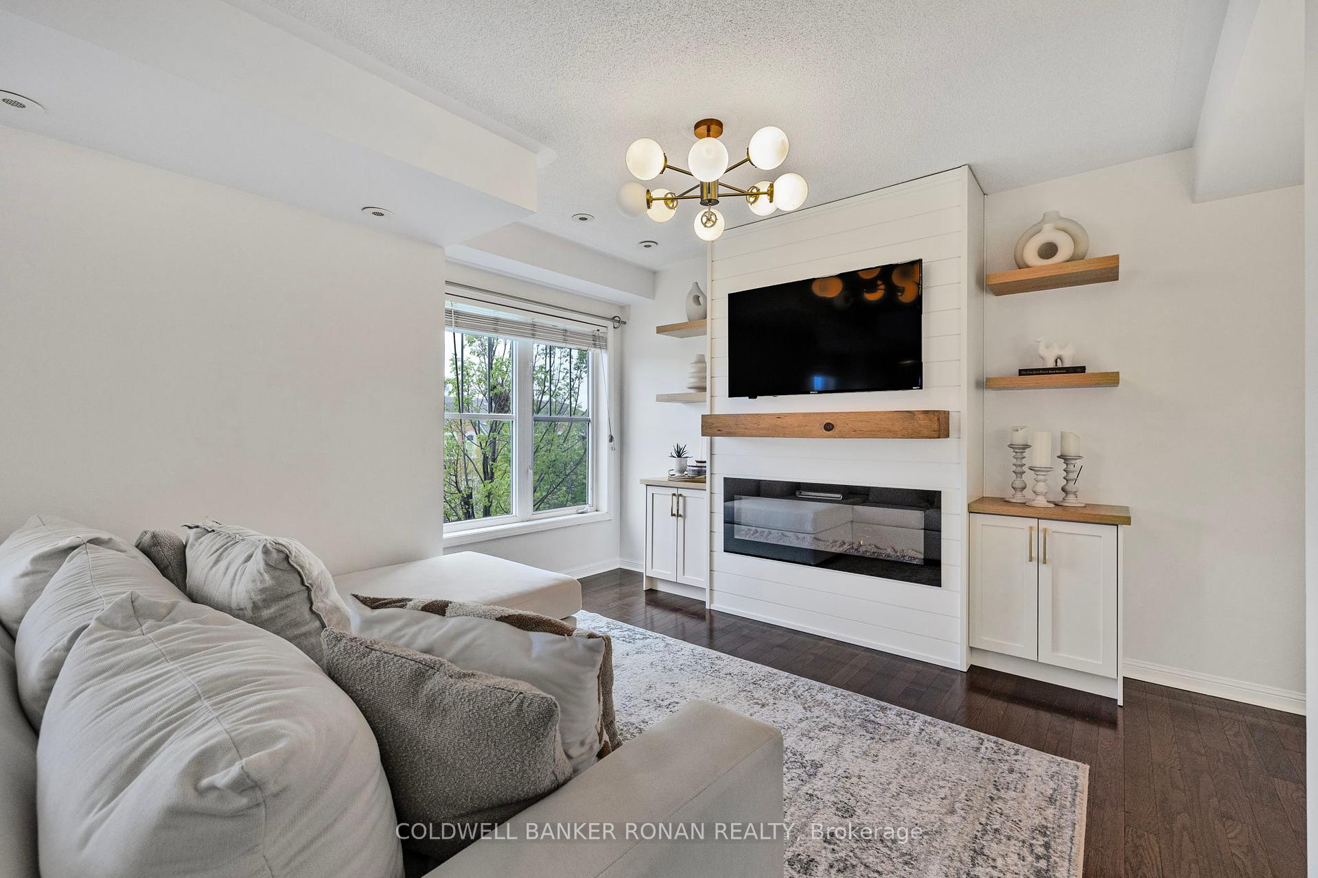 3 Bedrooms Condo at 600 Shoreline, Mississauga For sale