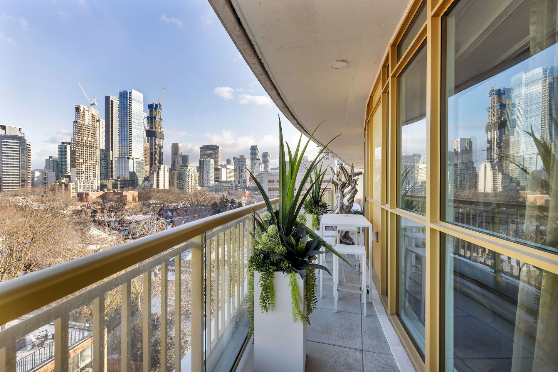 151 Avenue Road 805