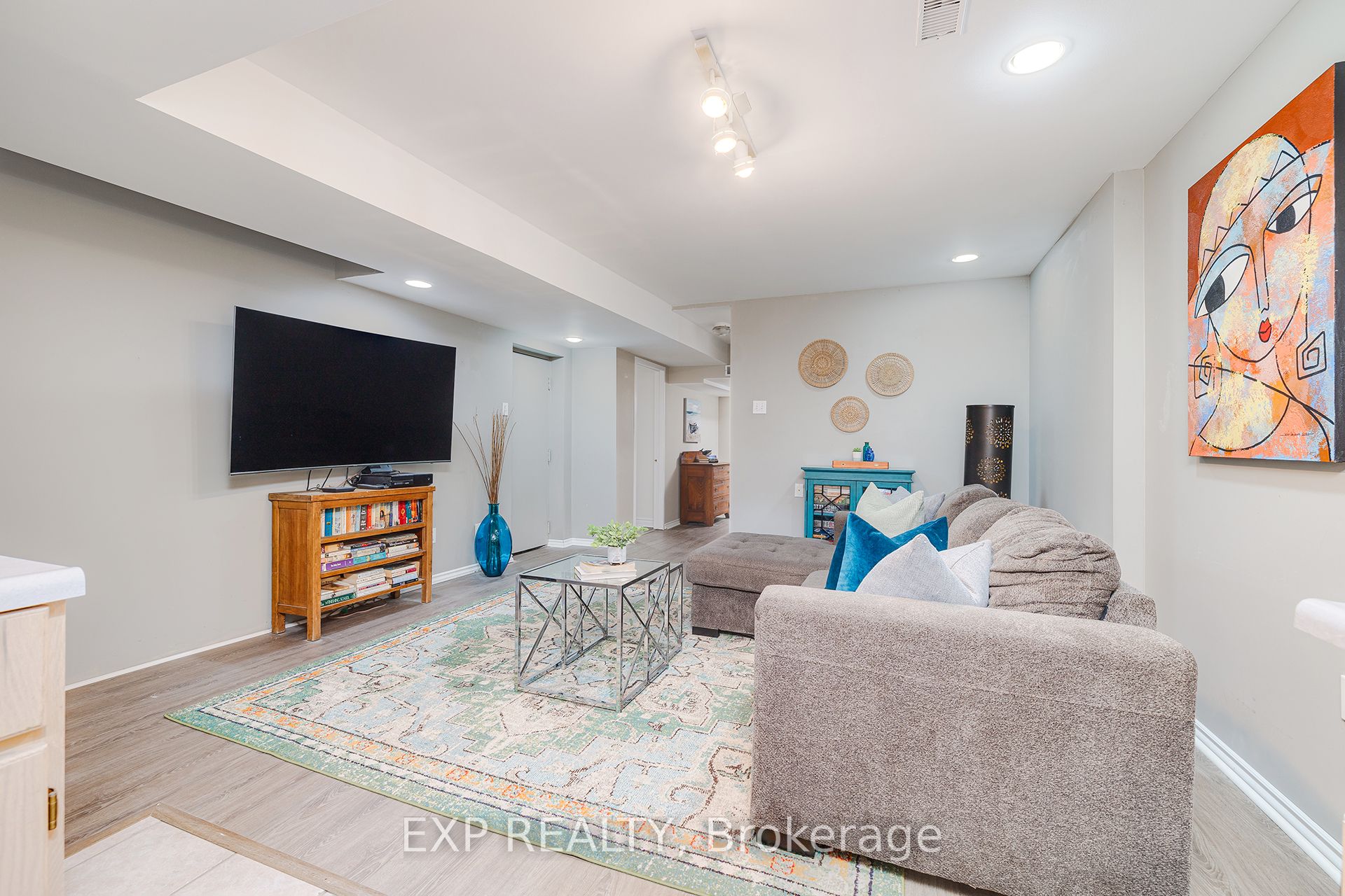 172 Queen Street W