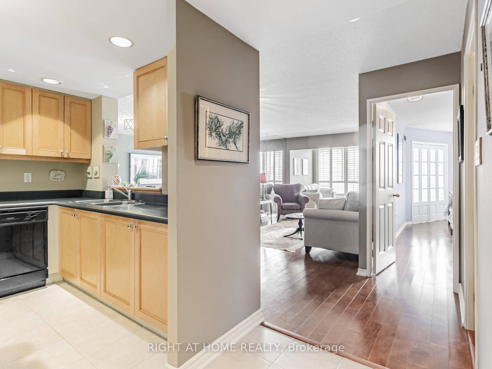 2 Bedrooms Condo at 225 Davenport, Toronto For sale