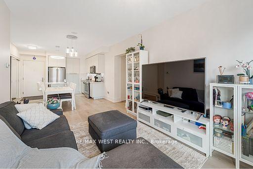 2 Bedrooms Condo at 70 Roehampton,  Toronto For sale