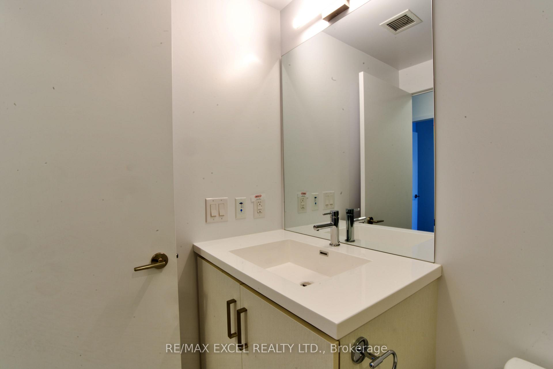 1 Bedroom Condo at 38 Honeycrisp, Vaughan For sale