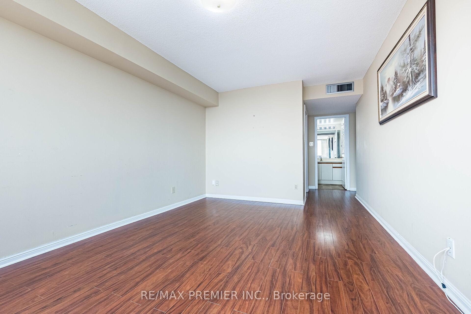 3 Bedrooms Condo at 40 Richview, Toronto For sale