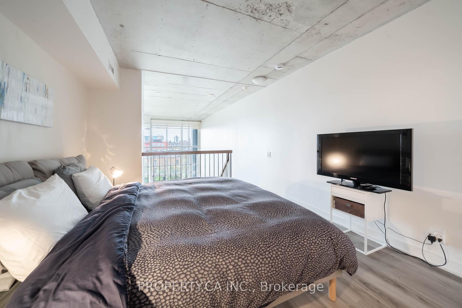 2 Bedrooms Condo at 5 Hanna, Toronto For sale