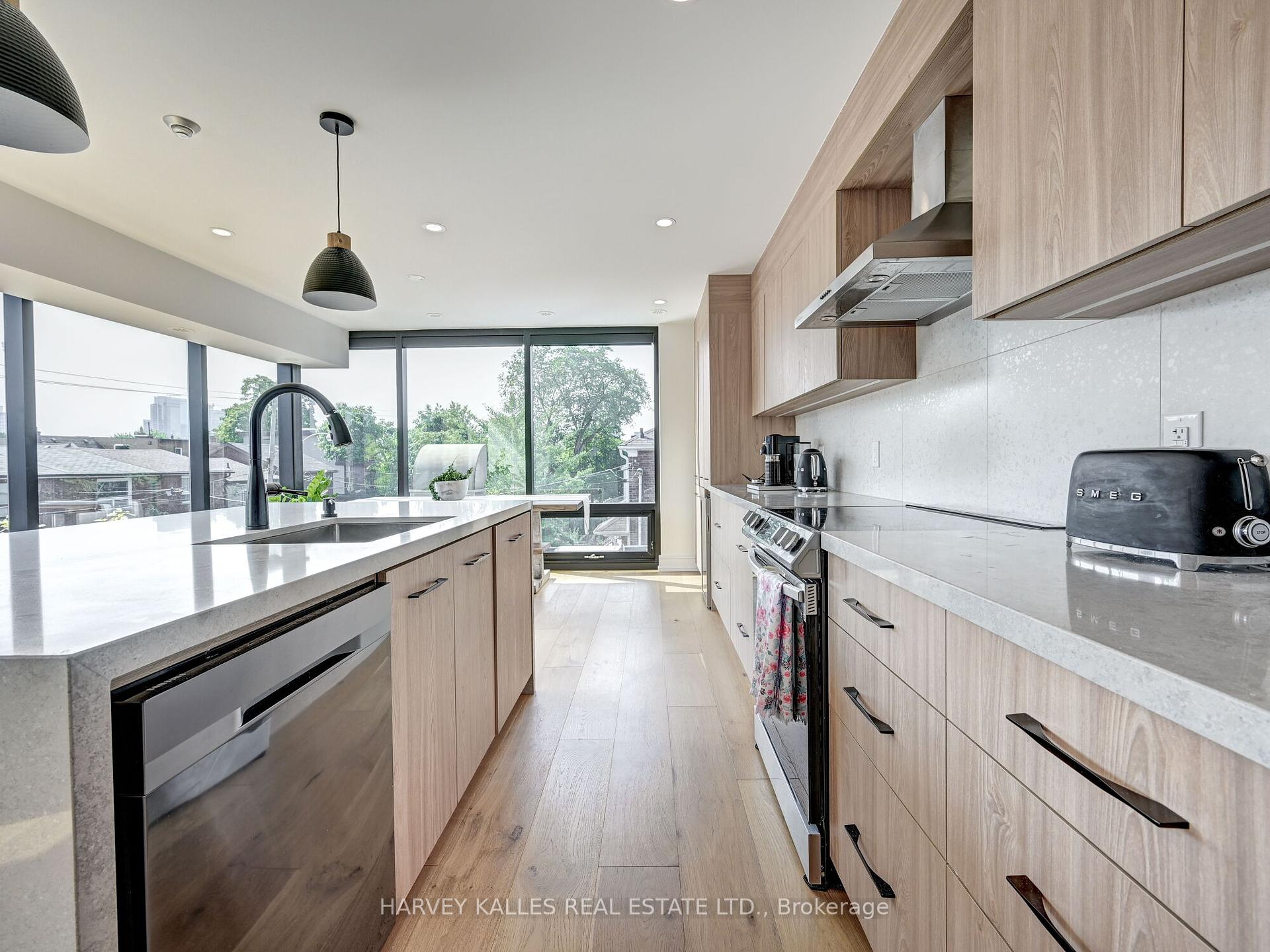 885 Dundas Street W Upper