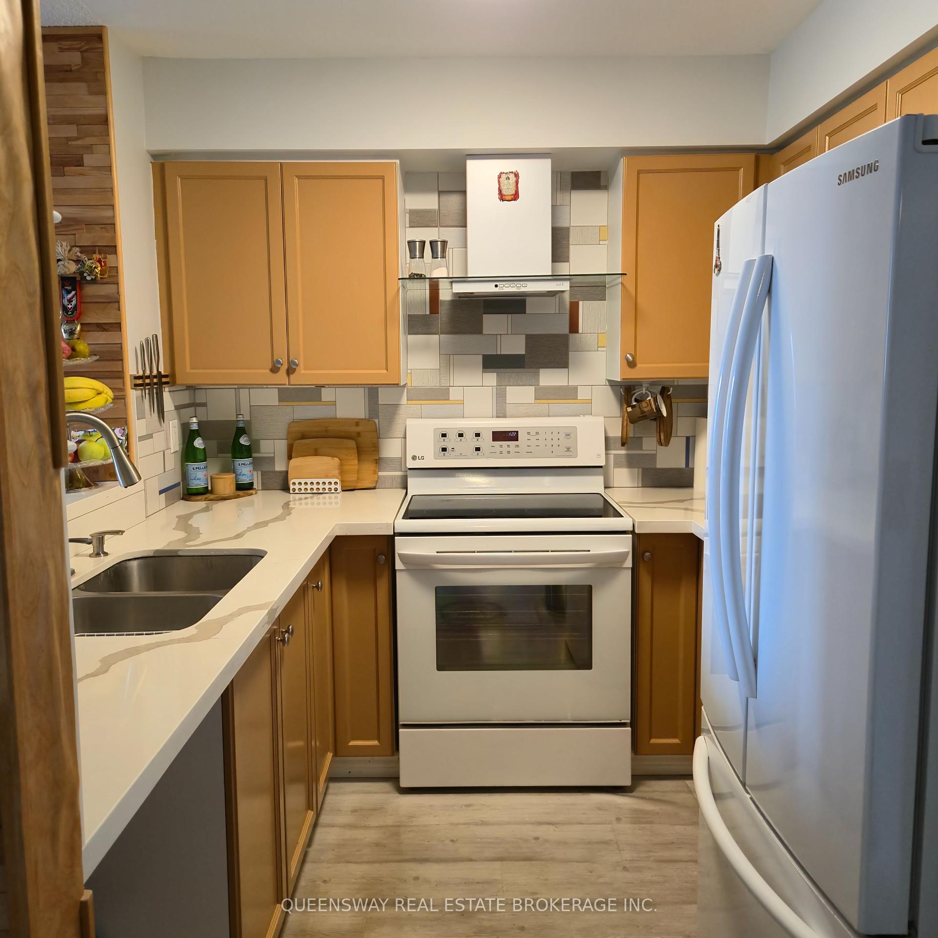 2 Bedrooms Condo at 1 Emerald, Vaughan For sale