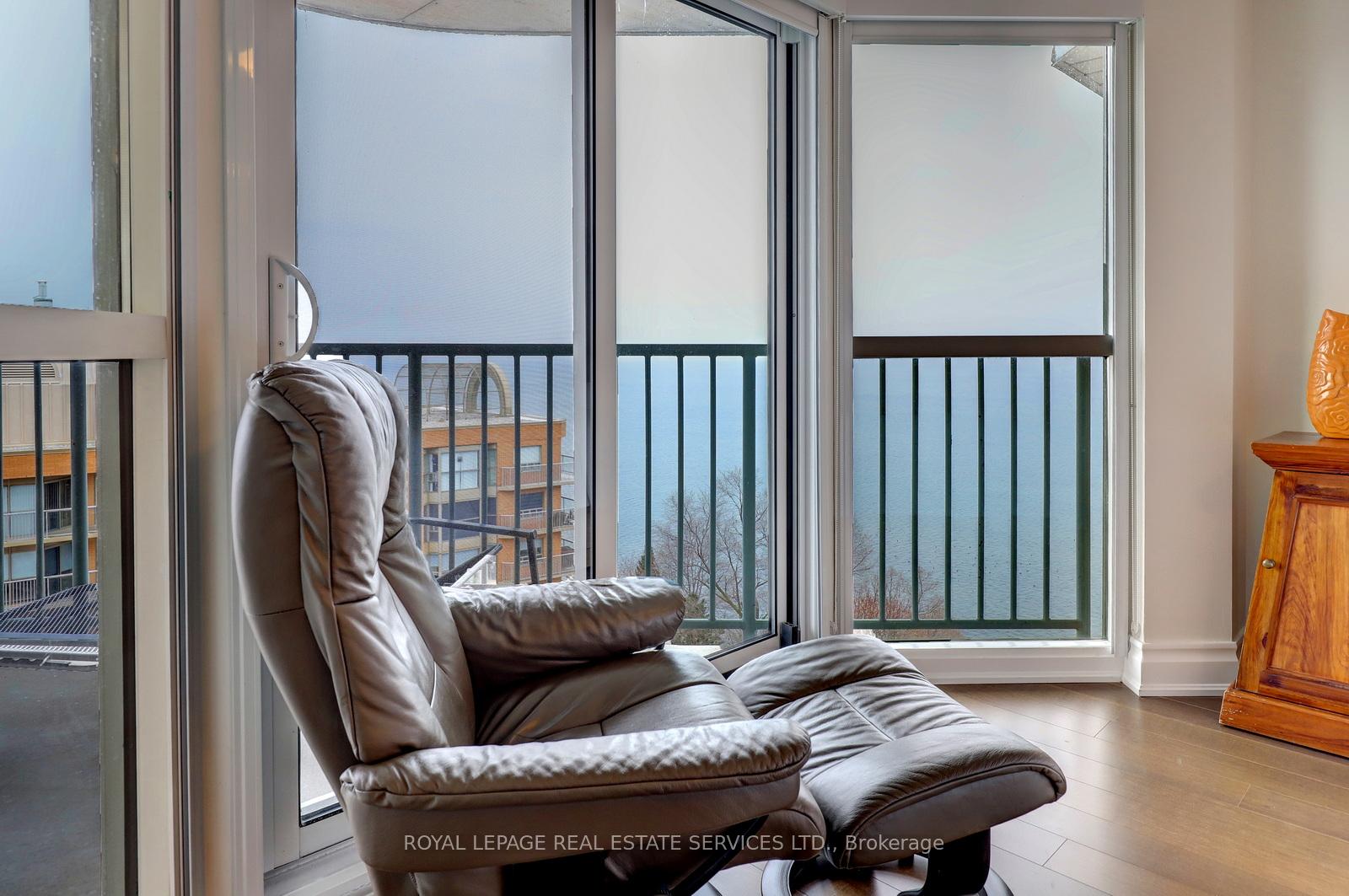 2 Bedrooms Condo at 2190 Lakeshore, Burlington For sale