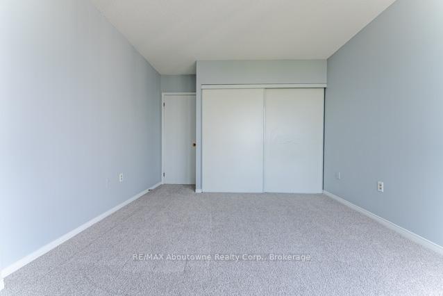 2 Bedrooms Condo at 5080 Pinedale, Burlington For sale