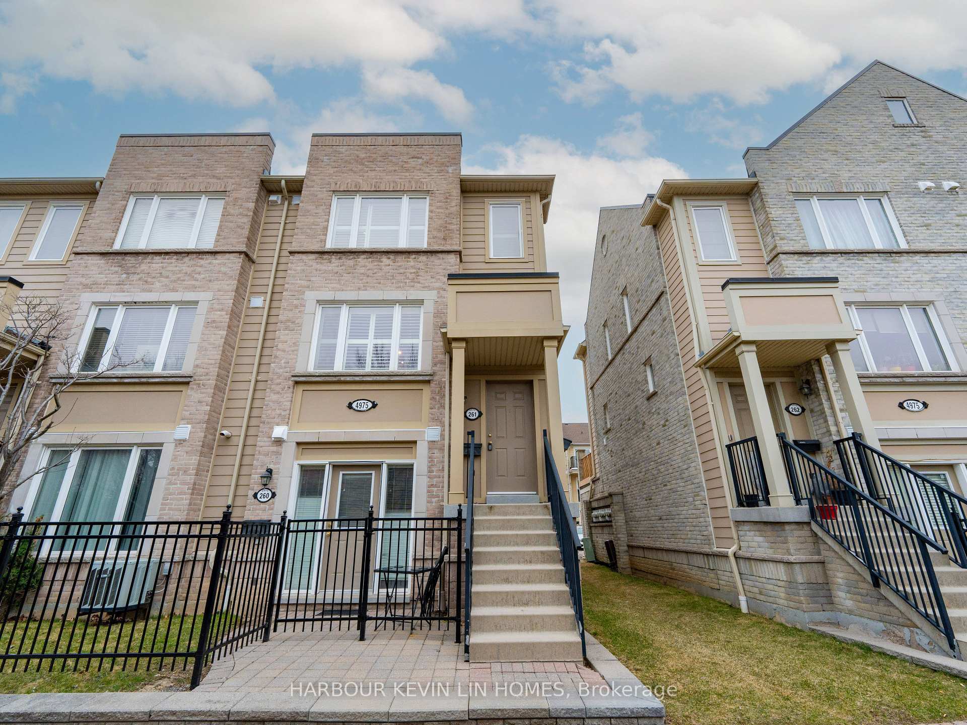 3 Bedrooms Condo at 4975 Southampton, Mississauga For sale