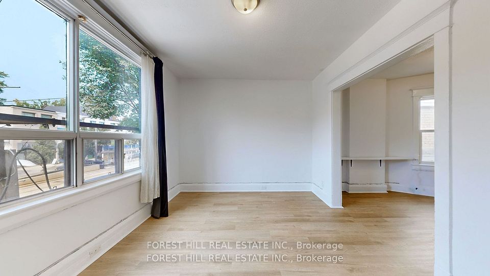 #Upper 1 - 645 St Clair Avenue, Toronto, ON M6C 1A7