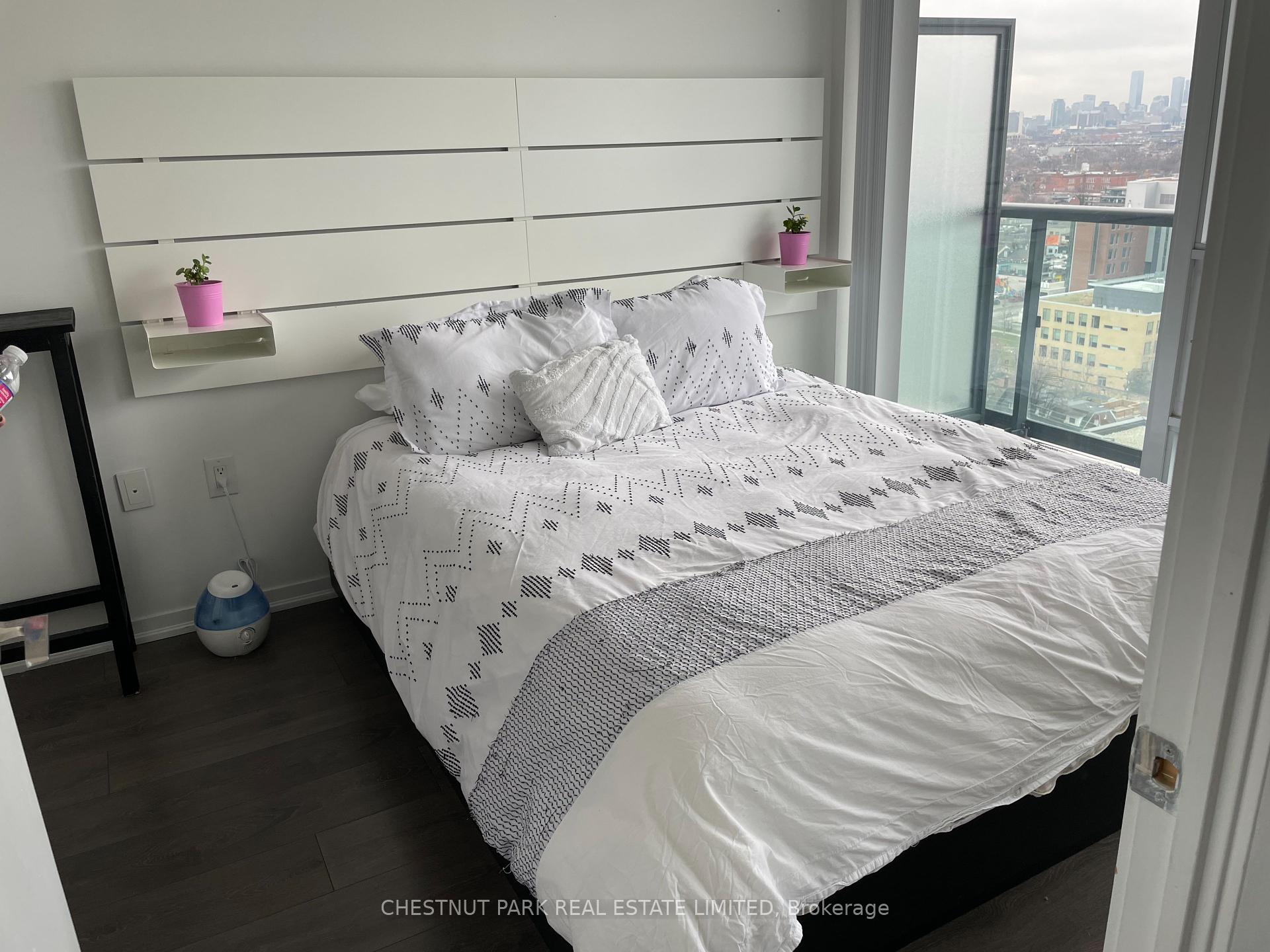 2 Bedrooms Condo at 36 Lisgar, Toronto For sale