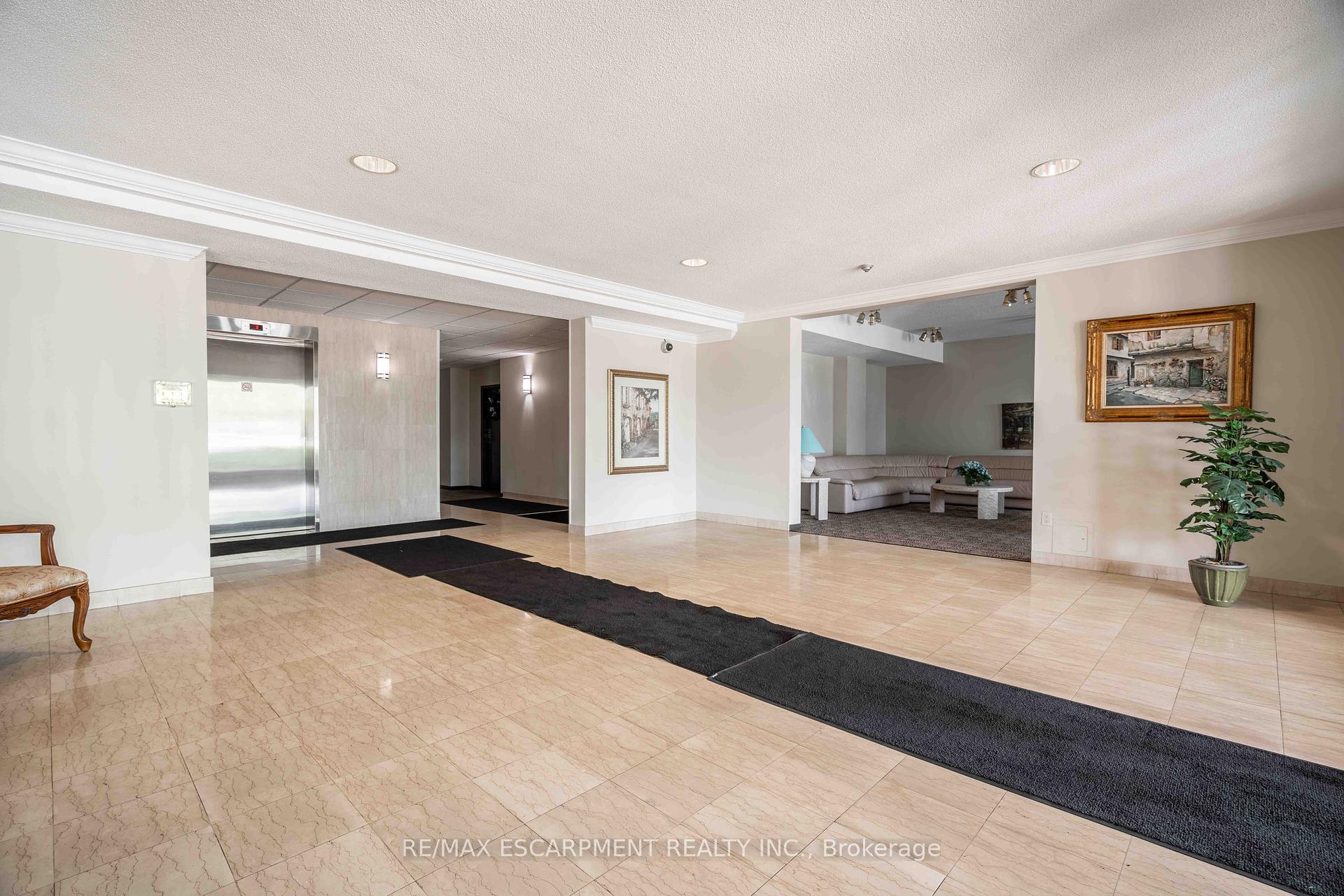 2 Bedrooms Condo at 416 Limeridge, Hamilton For sale