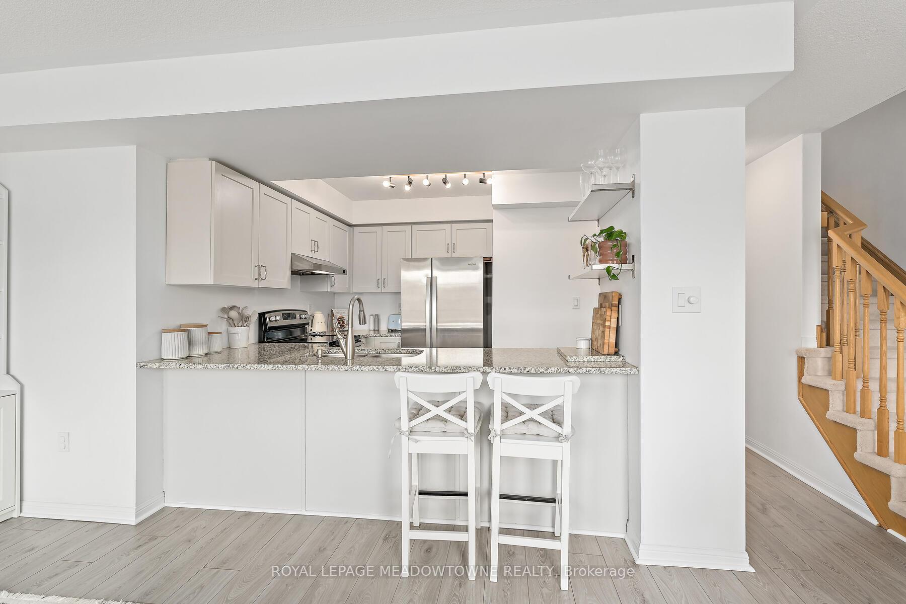 2 Bedrooms Condo at 2614 Dashwood, Oakville For sale