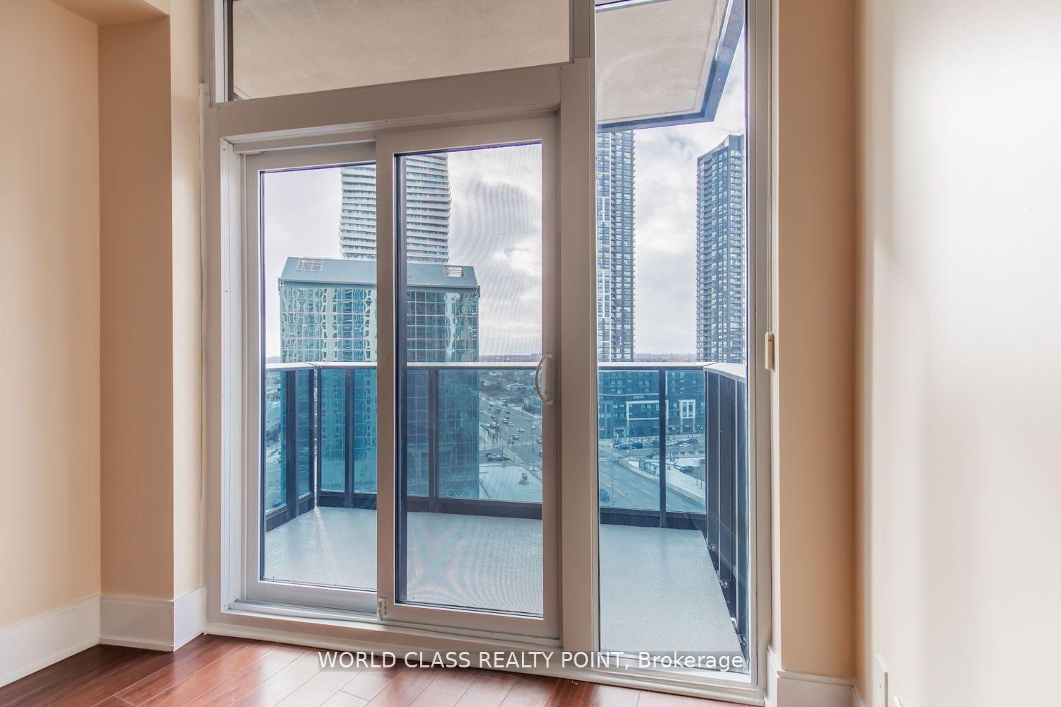 2 Bedrooms Condo at 330 Burnhamthorpe, Mississauga For sale