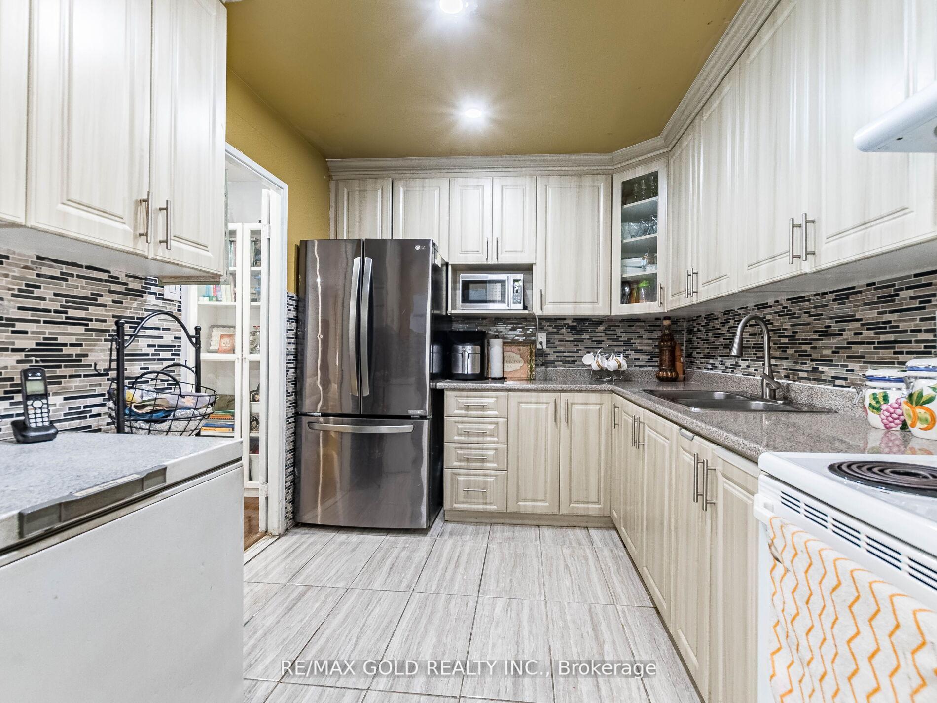 3 Bedrooms Condo at 3555 Derry, Mississauga For sale