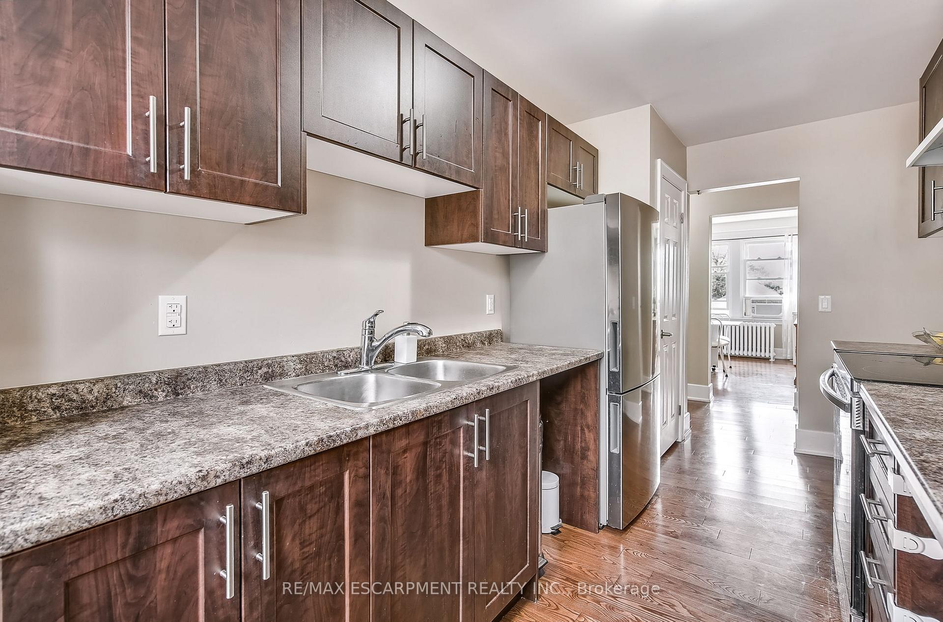 2 Bedrooms Condo at 25 Mountwood, Hamilton For sale