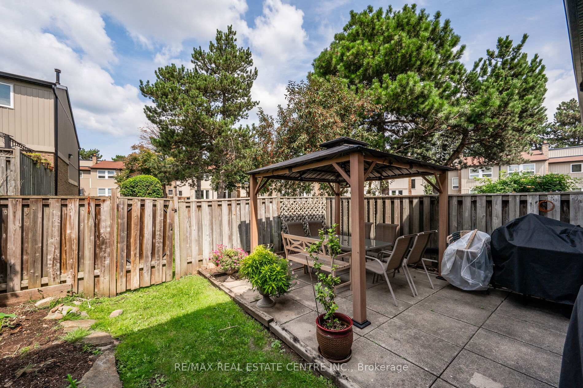 3 Bedrooms Condo at 7080 Copenhagen, Mississauga For sale