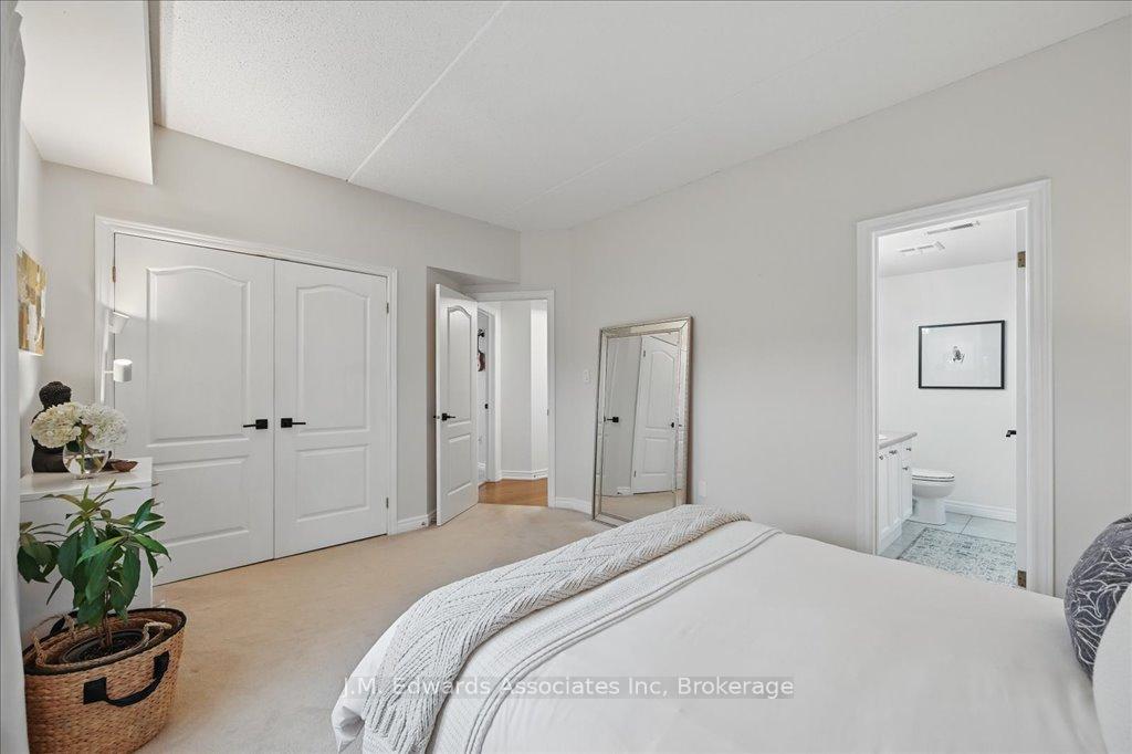 2 Bedrooms Condo at 4006 Kilmer, Burlington For sale
