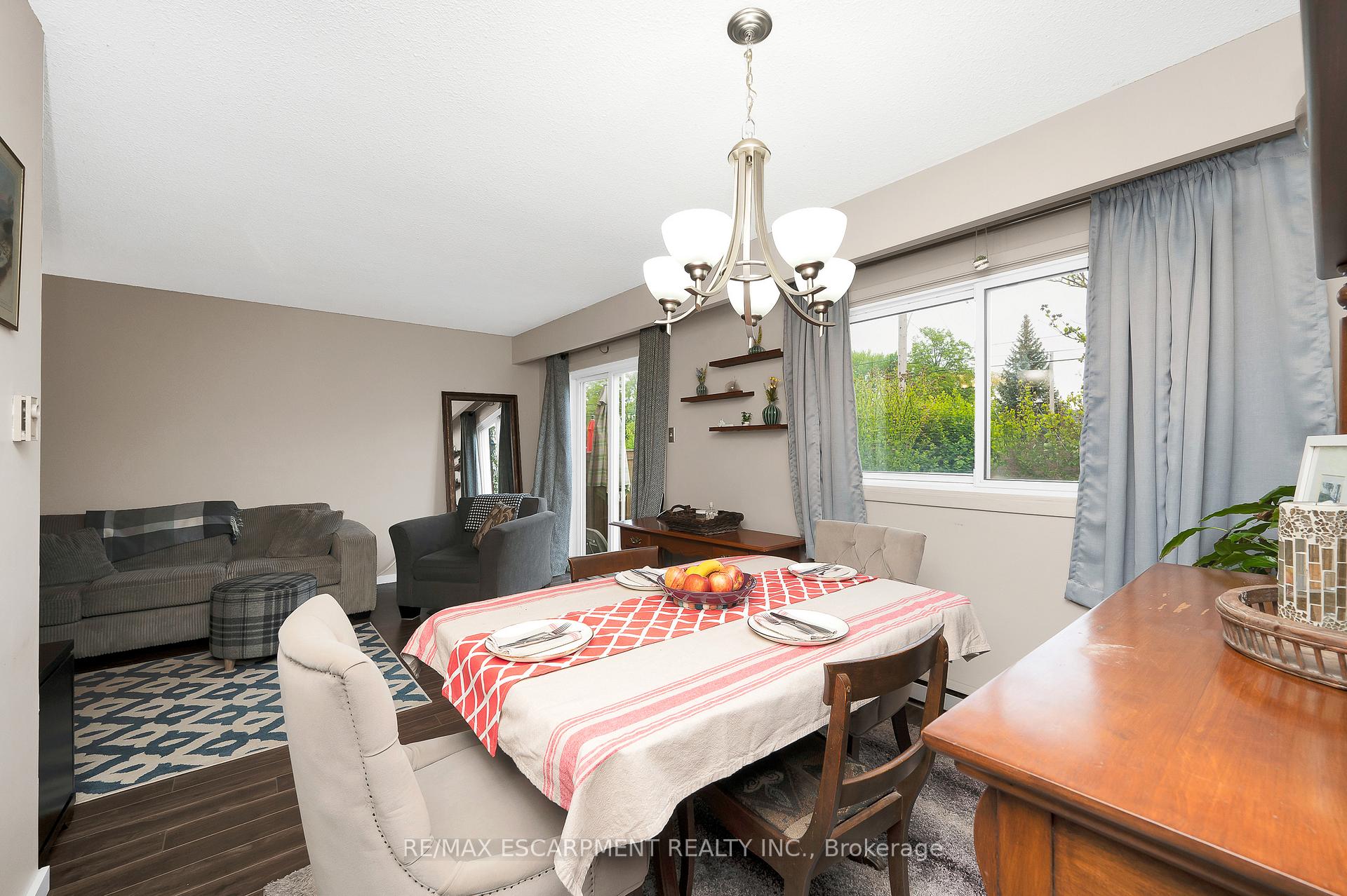 3 Bedrooms Condo at 5017 Pinedale, Burlington For sale