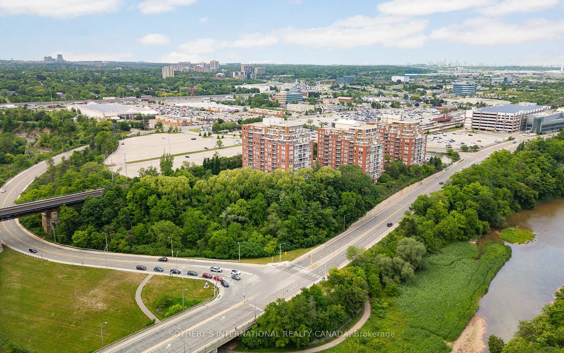 2 Bedrooms Condo at 40 Old Mill, Oakville For sale