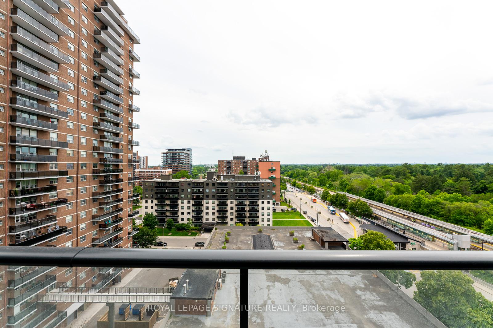 2 Bedrooms Condo at 28 Ann, Mississauga For sale