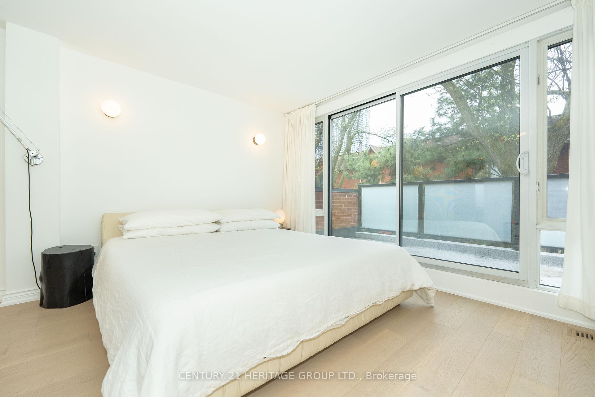 3 Bedrooms Condo at 280 Sherbourne, Toronto For sale