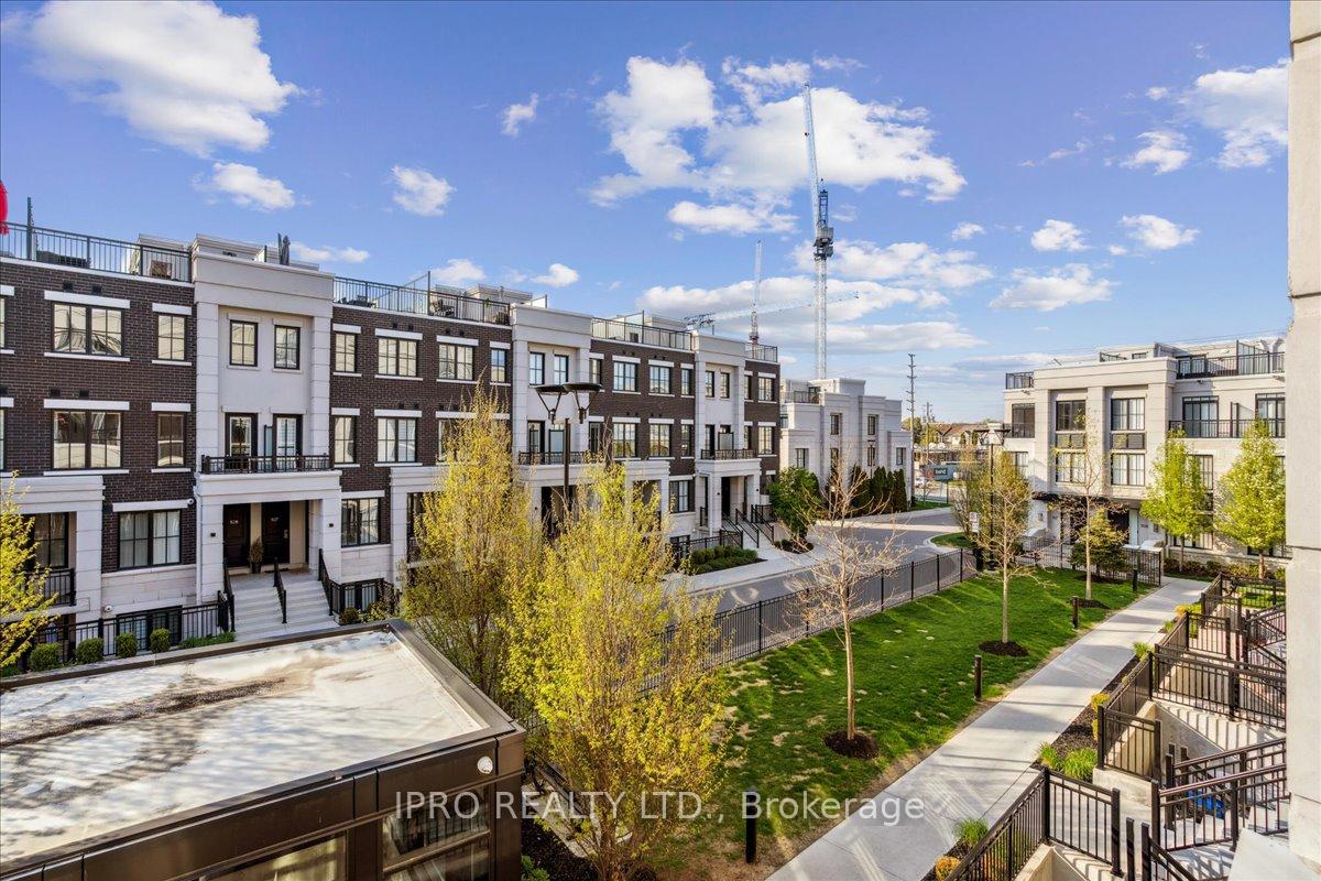 2 Bedrooms Condo at 652 Cricklewood, Mississauga For sale