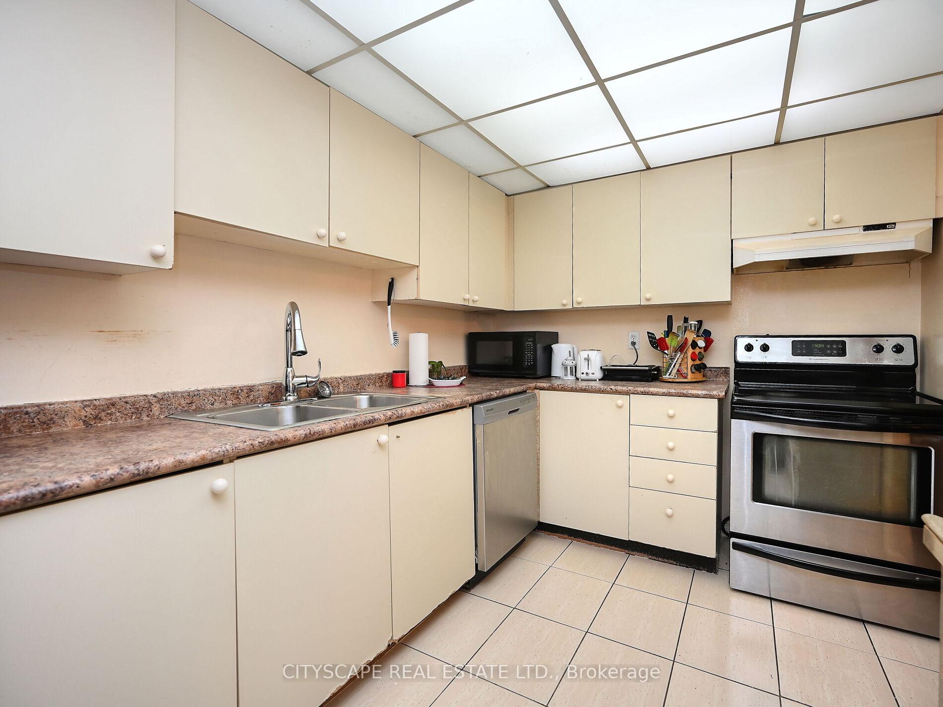 3 Bedrooms Condo at 145 Hillcrest, Mississauga For sale
