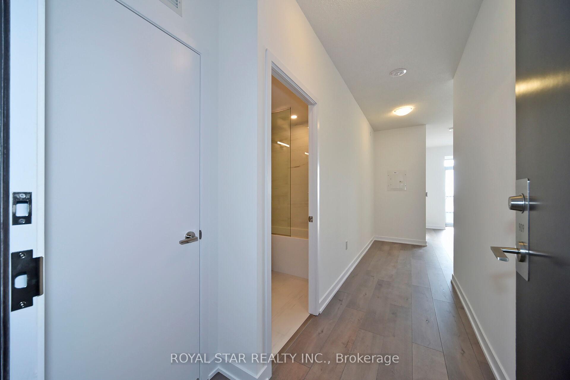 2 Bedrooms Condo at 10 Honeycrisp, Vaughan For sale