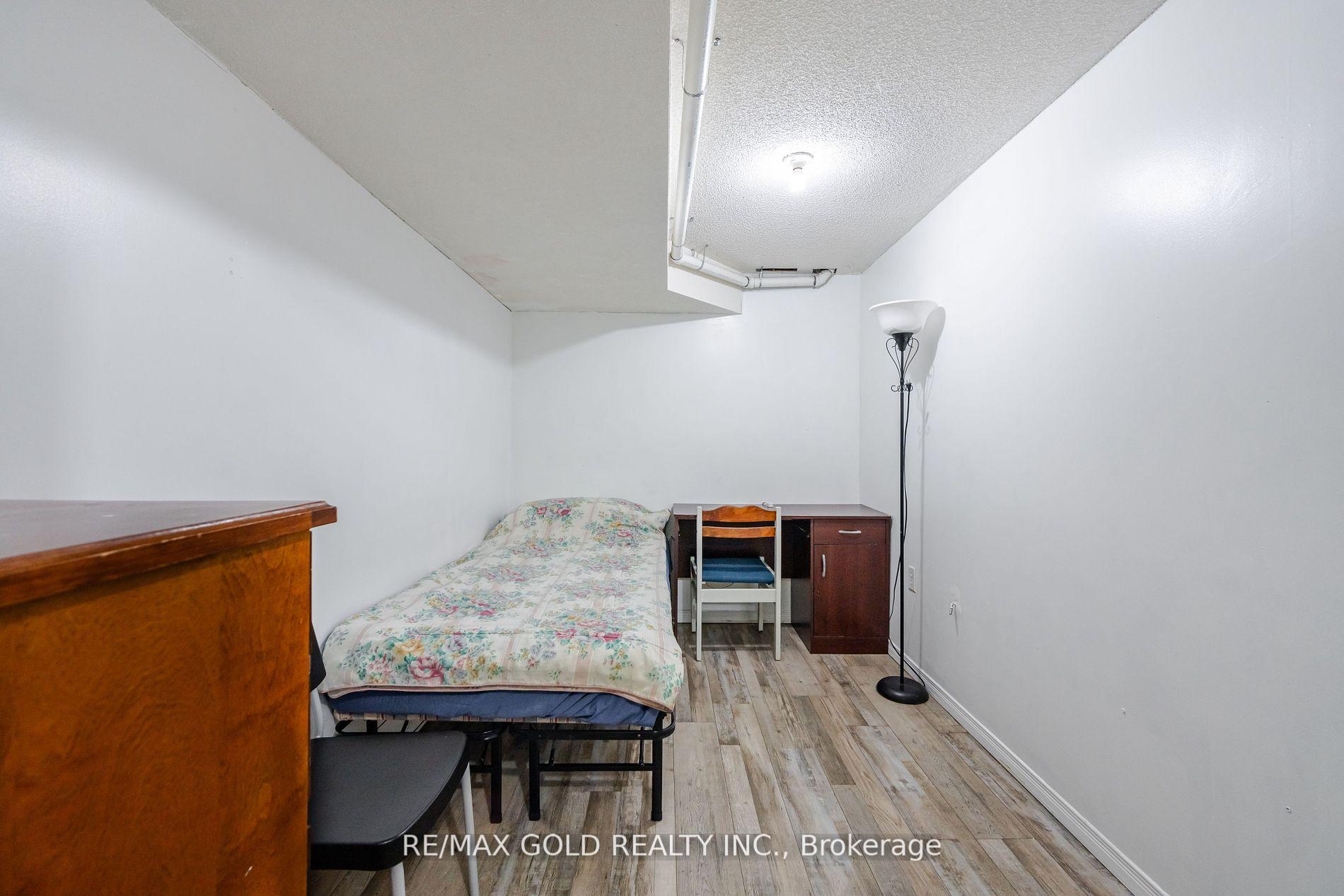 5 Bedrooms Condo at 24 Norman Wesley,  Toronto For sale