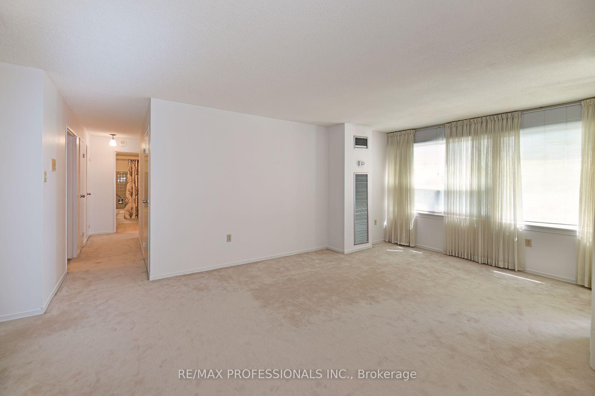 3 Bedrooms Condo at 475 The West Mall, Toronto For sale