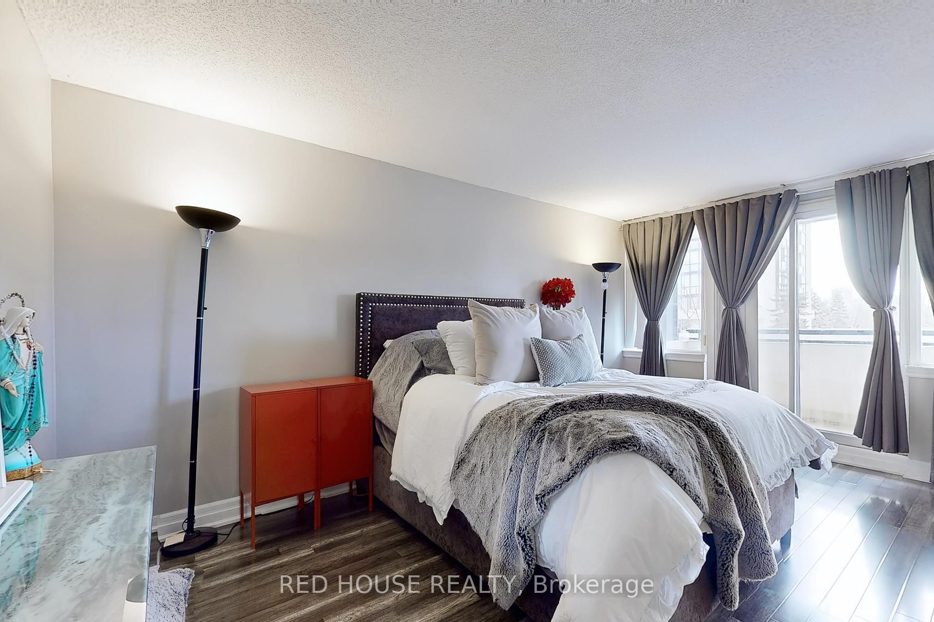 2 Bedrooms Condo at 10 Markbrook,  Toronto For sale