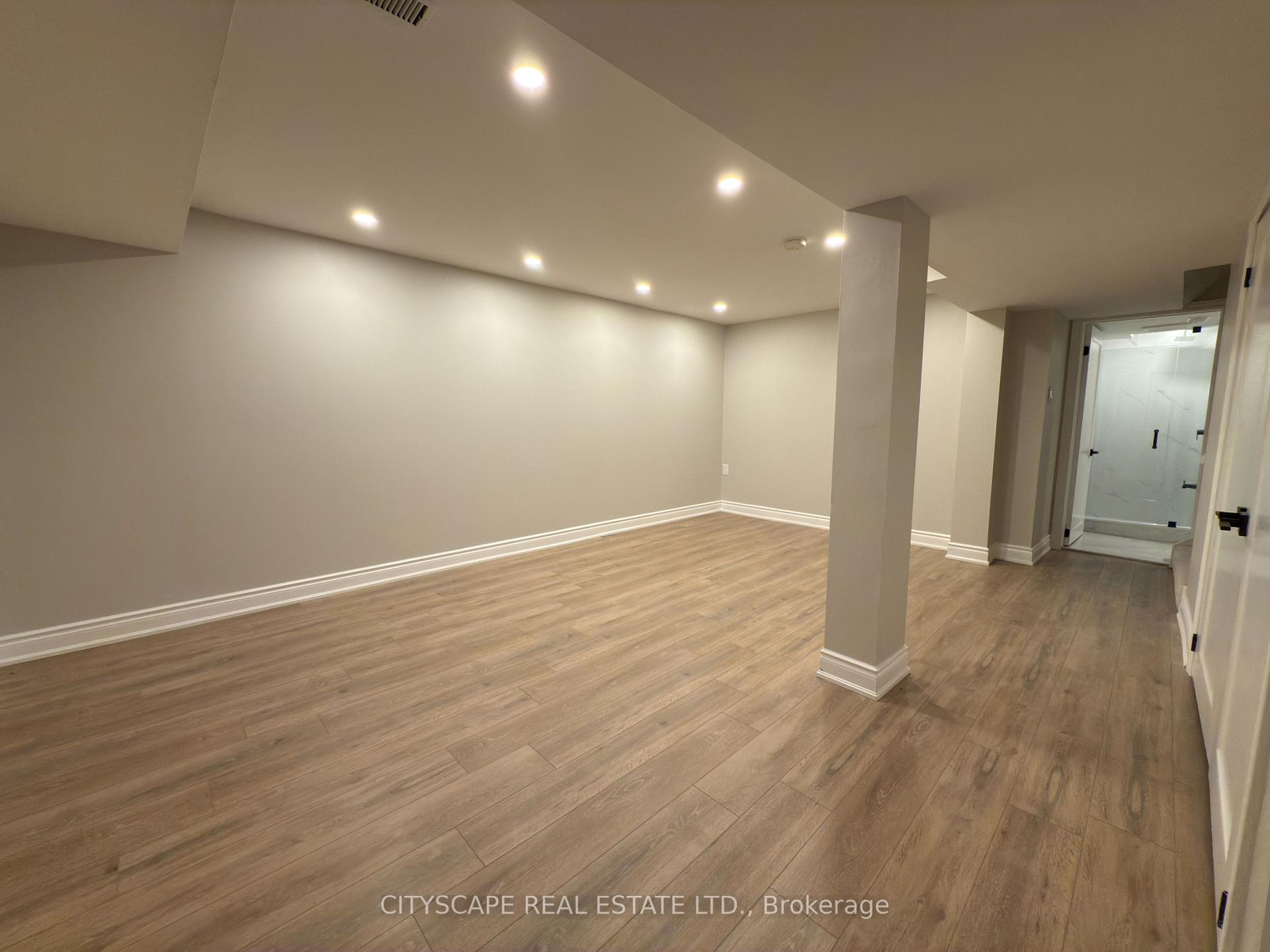 4 Bedrooms Condo at 5659 Glen Erin, Mississauga For sale
