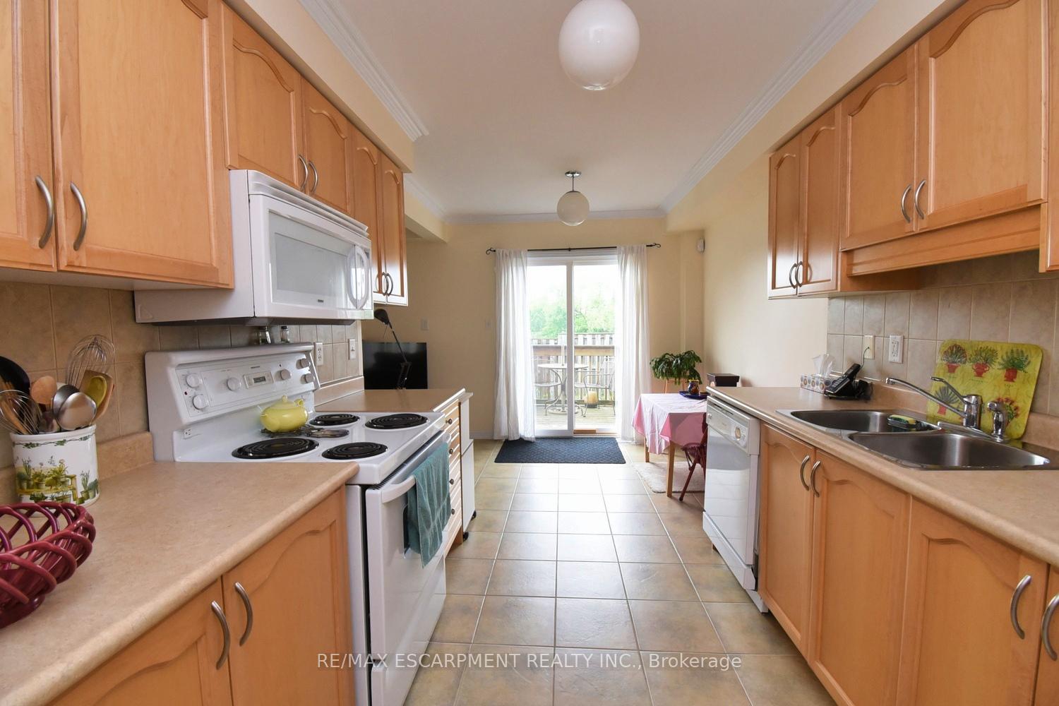3 Bedrooms Condo at 7 Southside, Hamilton For sale