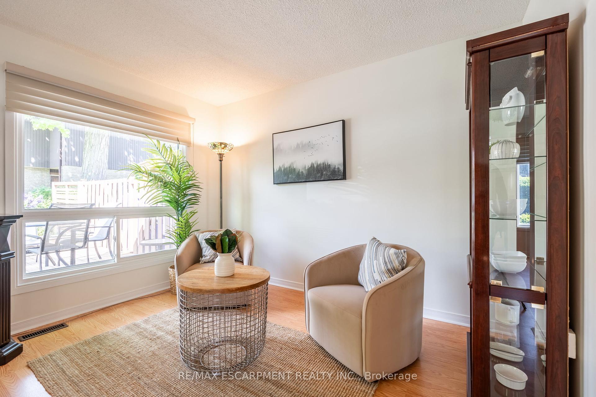3 Bedrooms Condo at 2301 Cavendish, Burlington For sale