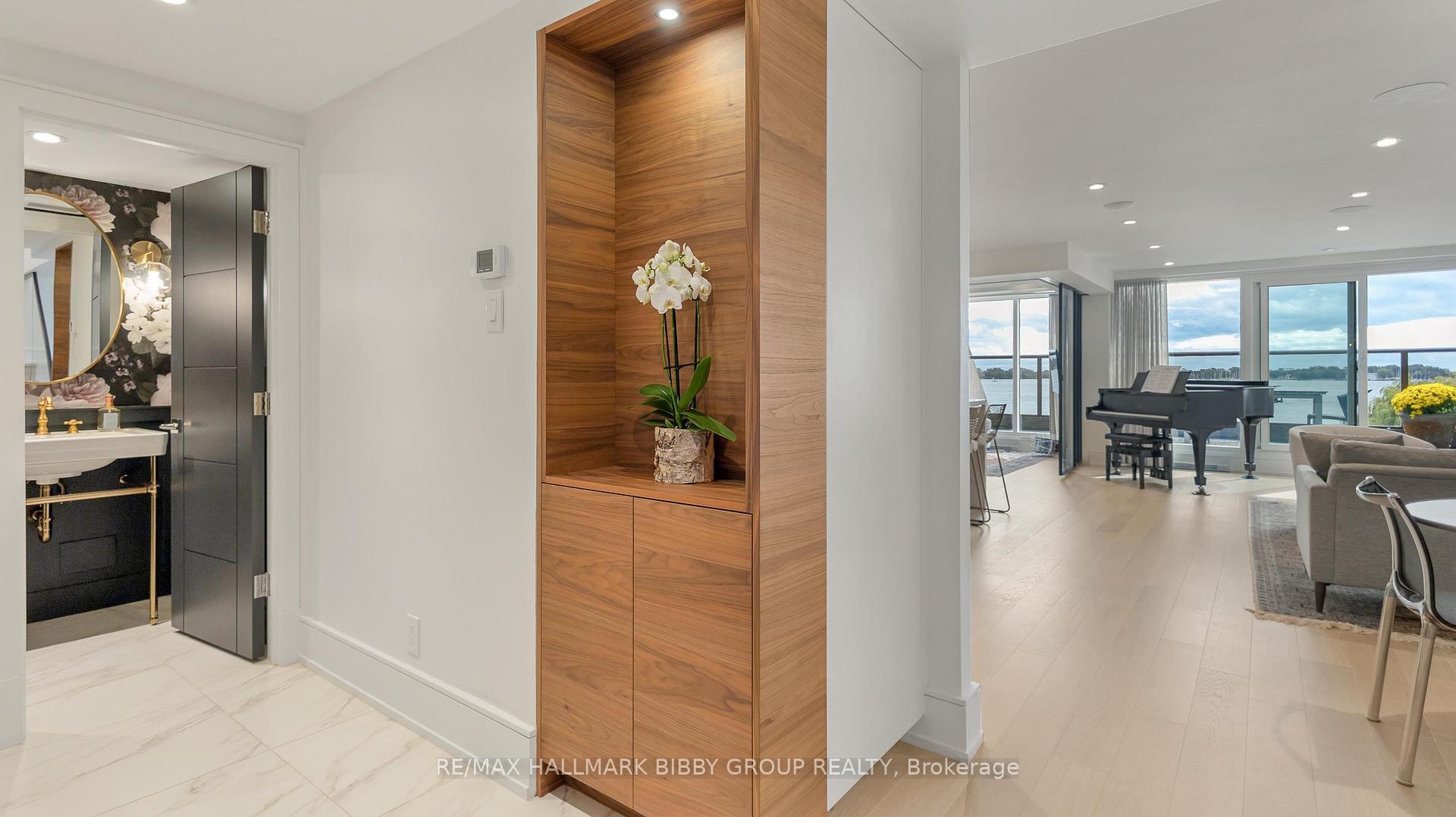 3 Bedrooms Condo at 99 Harbour, Toronto For sale