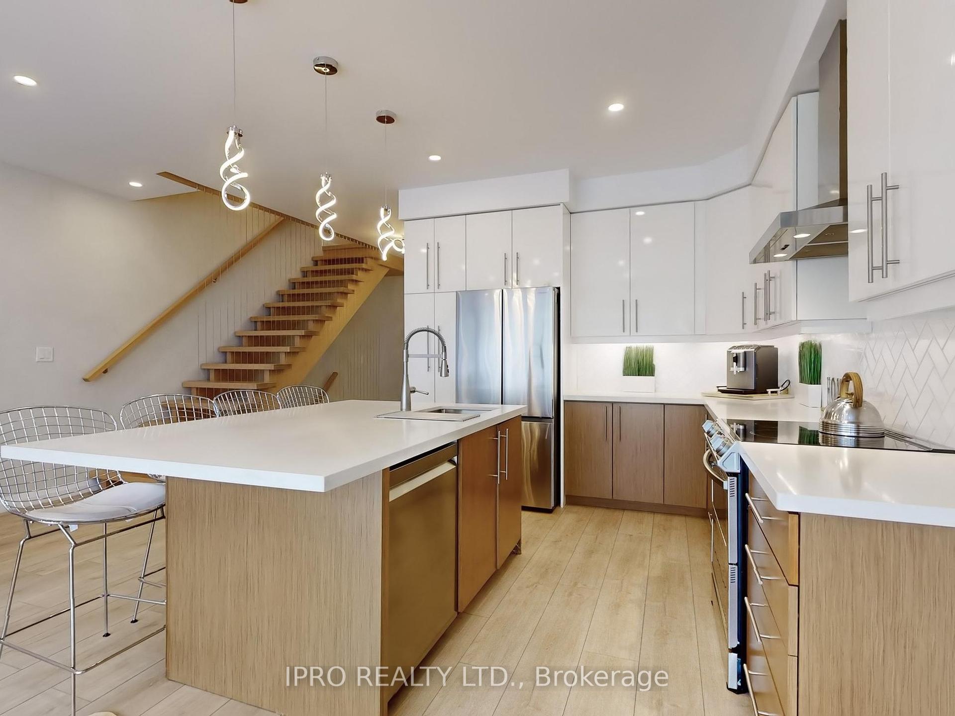 3 Bedrooms Condo at 35 Midhurst, Hamilton For sale