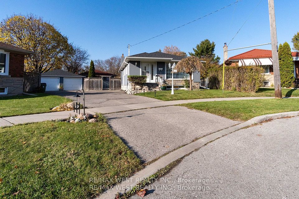 10 Pastrano Court, Toronto, ON M1M 1X1