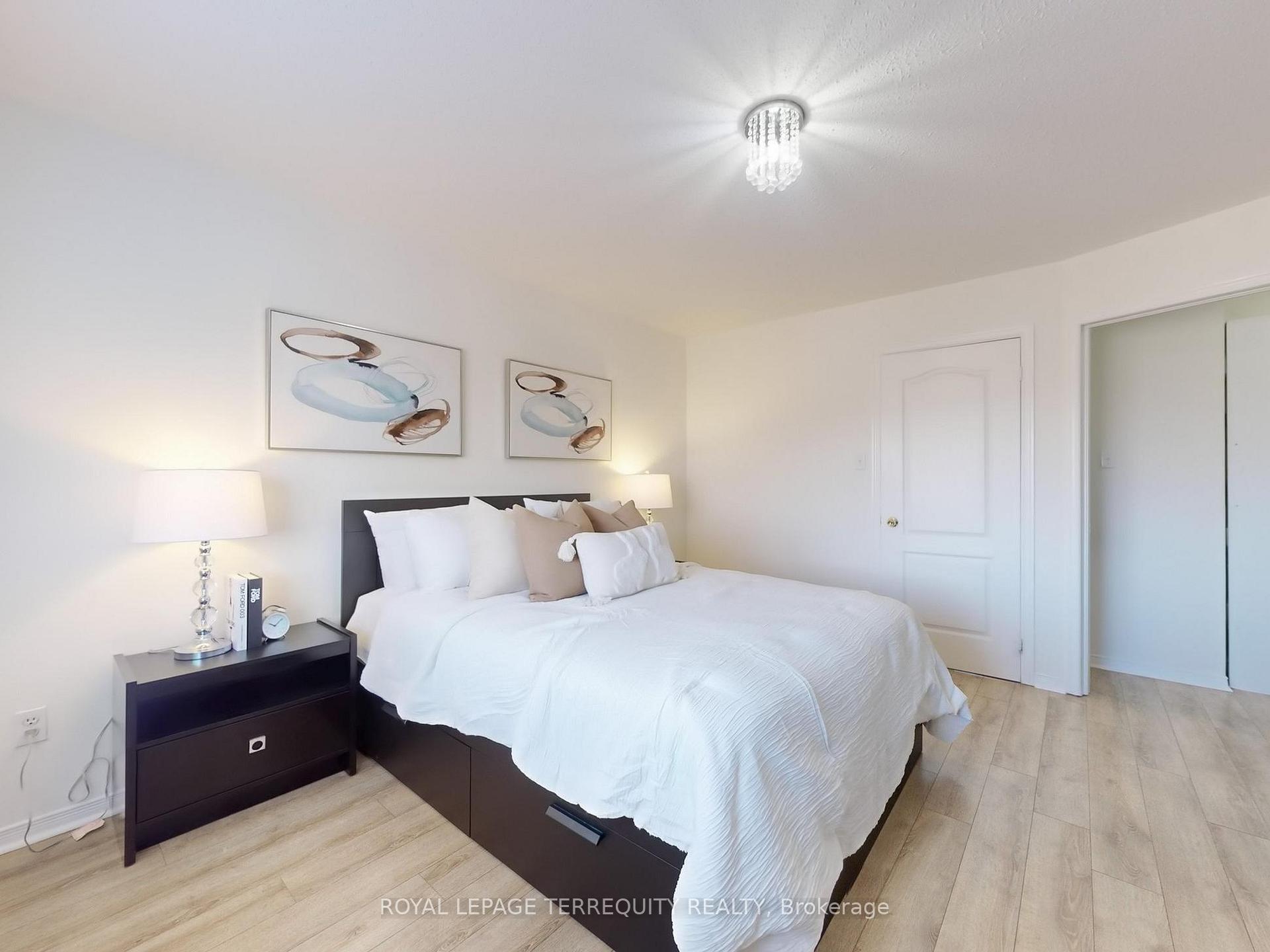 4 Bedrooms Condo at 6399 Spinnaker,  Mississauga For sale