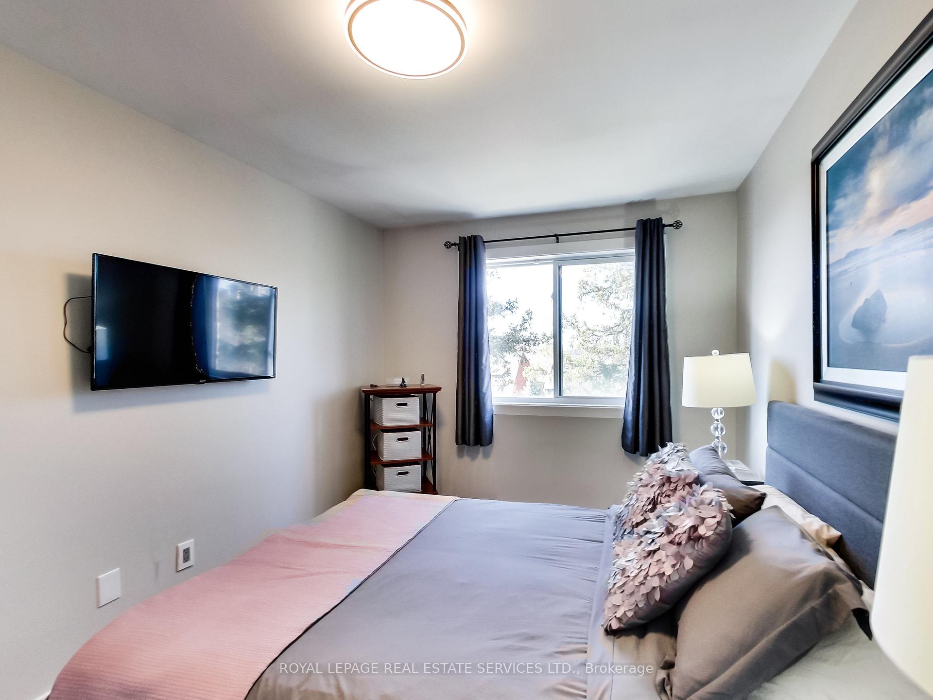 3 Bedrooms Condo at 1008 Falgarwood,  Oakville For sale