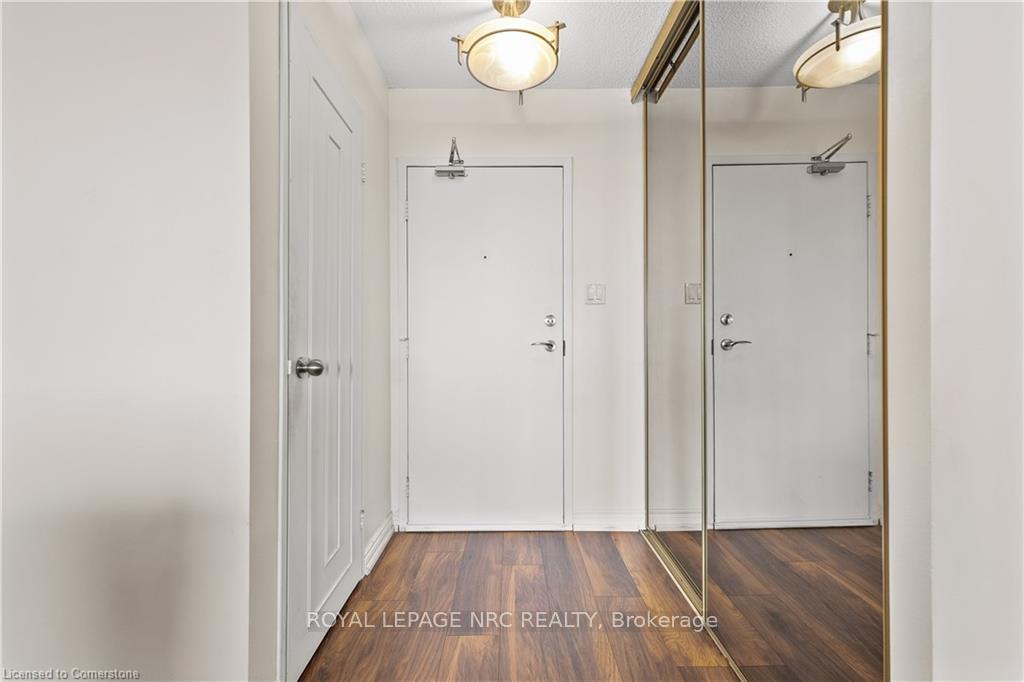 2 Bedrooms Condo at 500 GREEN,  Hamilton For sale