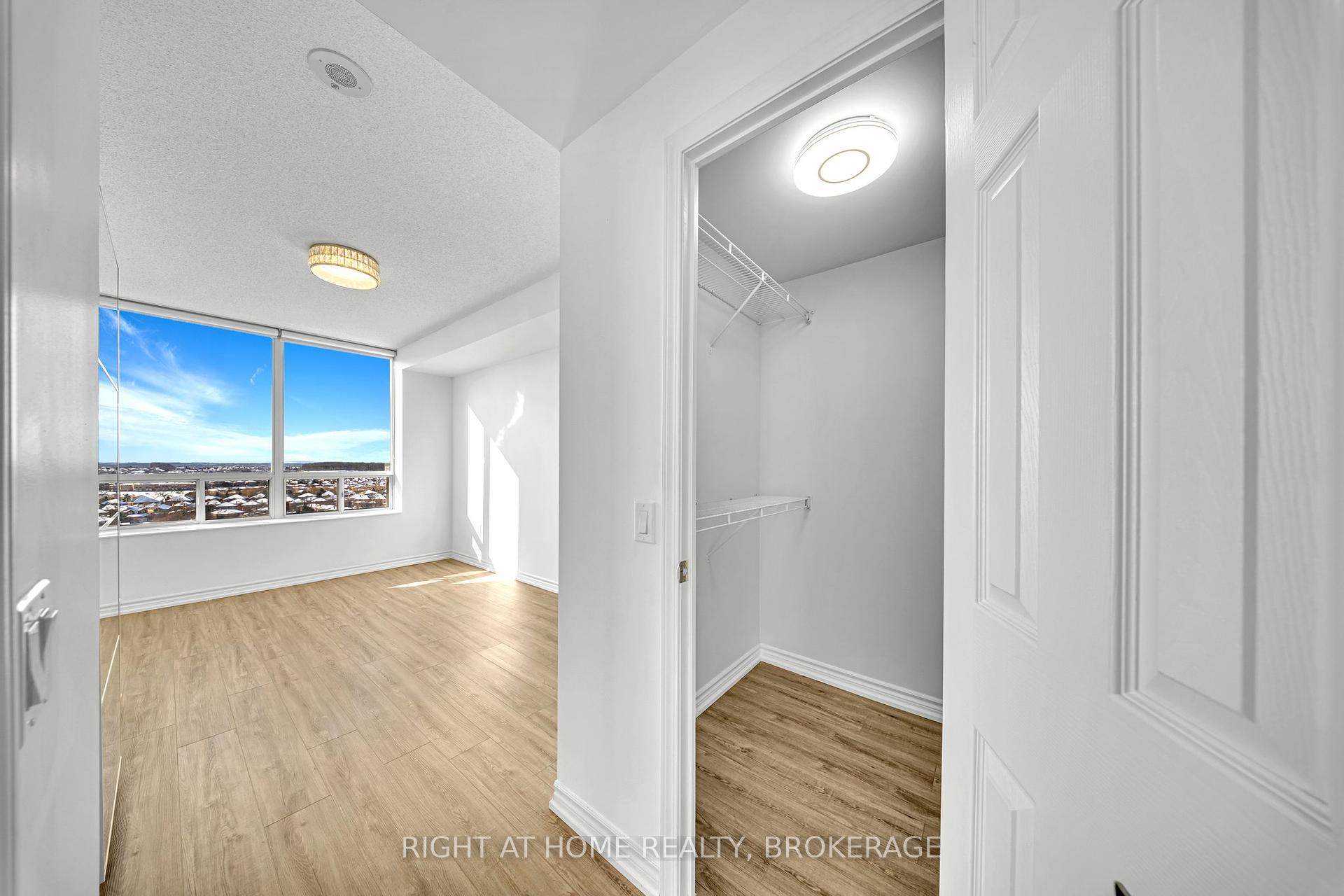 2 Bedrooms Condo at 55 STRATHAVEN, Mississauga For sale